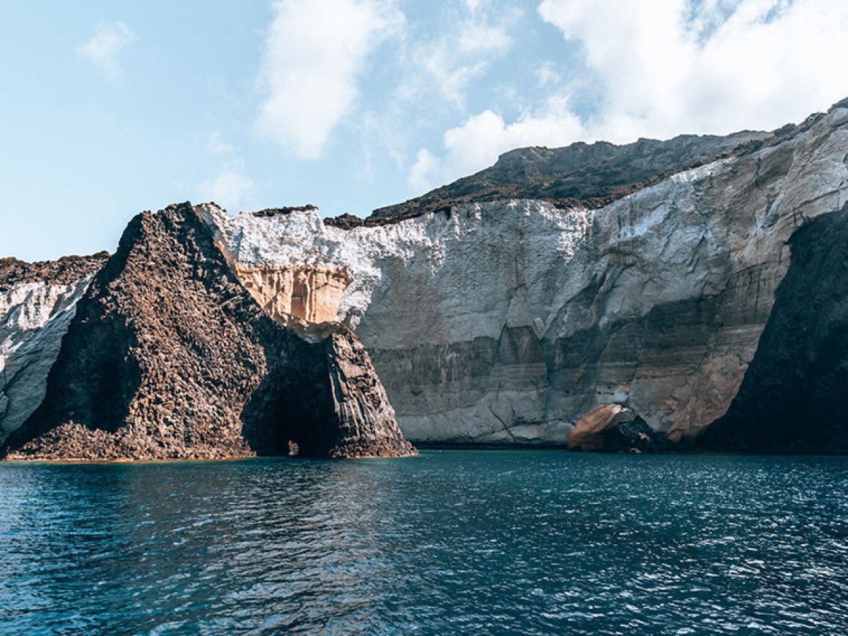 The bay we anchor close to Sykia cave is the best snorkelling point in Milos