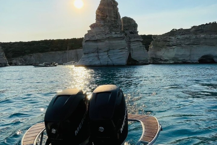 Motorboat cruise in Kleftiko,Milos