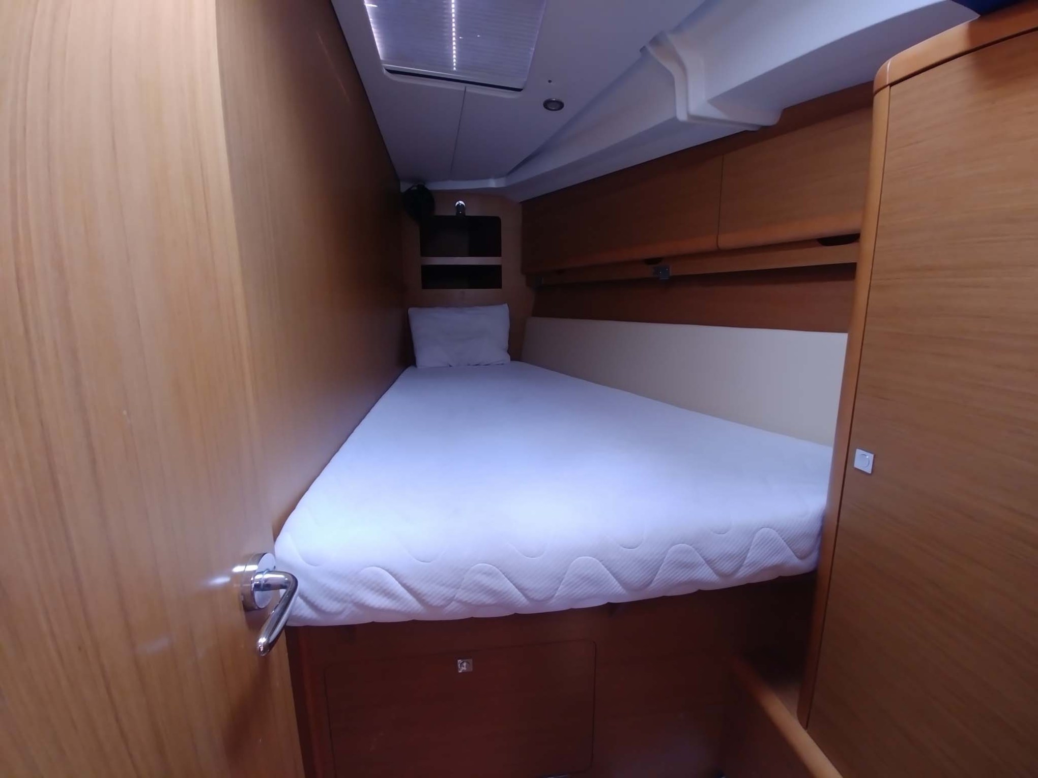 Sun Odyssey 44i cabin