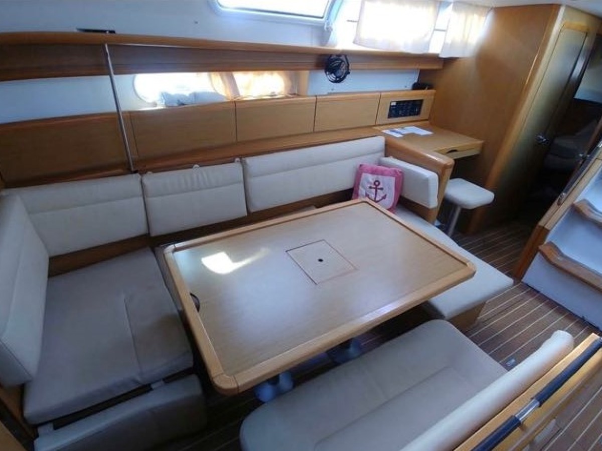 Sun Odyssey 44i saloon area