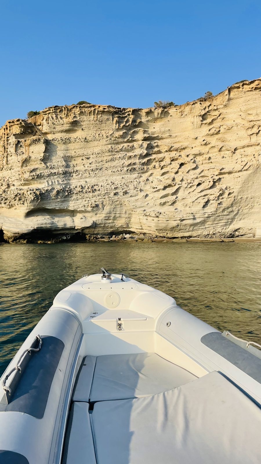 Motorboat cruise in Kleftiko,Milos