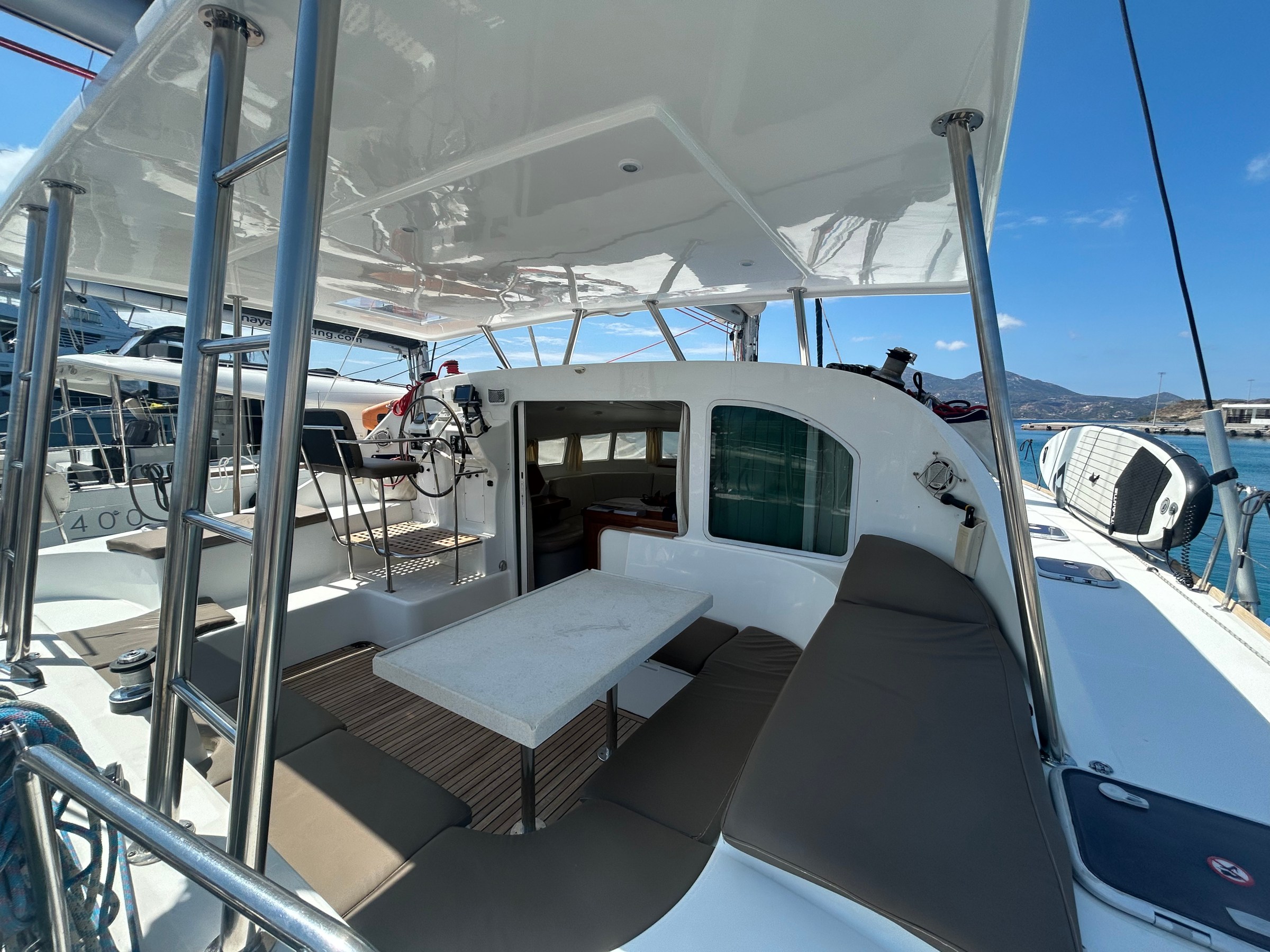 LAGOON 410s2 COCKPIT