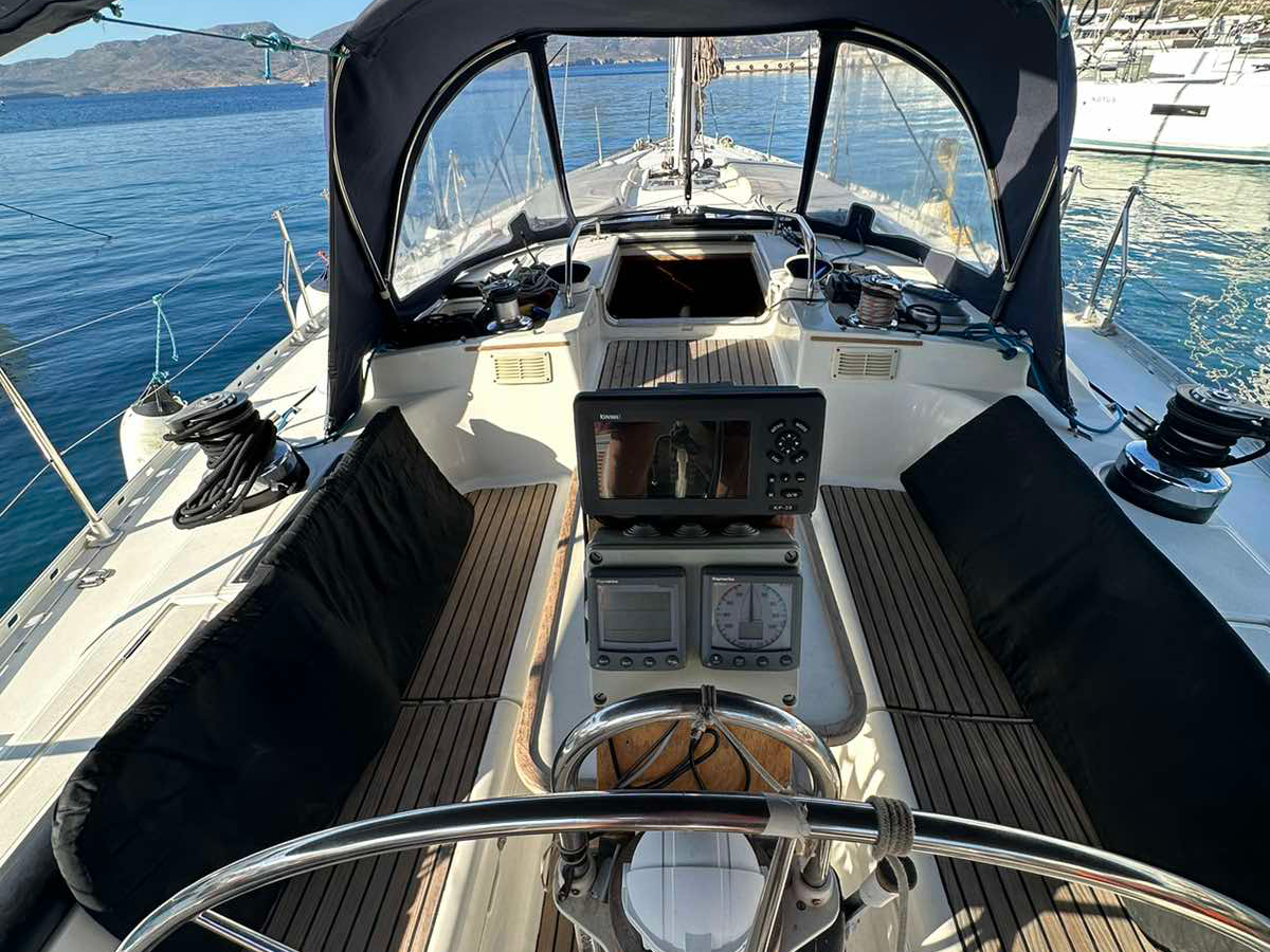 Sun Odyssey 47 cockpit